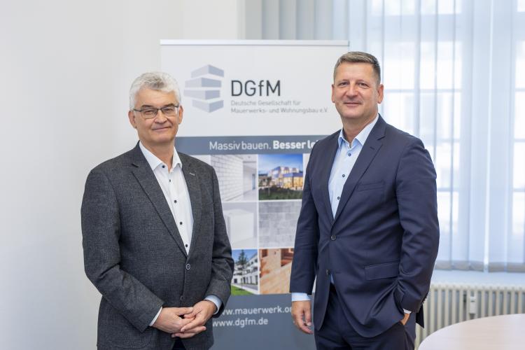 Dr. Ronald Rast (li), ehem. Geschäftsführer Deutsche Gesellschaft für Mauerwerk- und Wohnungsbau e.V. mit seinem Nachfolger Christian Bruch (re). <i>Foto: DGfM / Claudius Pflug</i><br>