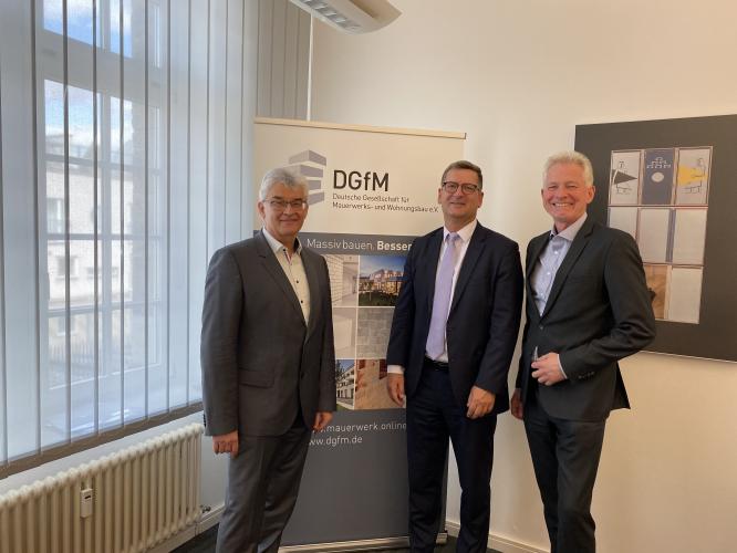 Der scheidende DGfM-Geschäftsführer Dr. Ronald Rast (links) mit seinem Nachfolger Christian Bruch (Mitte) und dem DGfM-Vorstandsvorsitzenden Dr. Hannes Zapf (rechts).<i> Foto: DGfM</i><br>