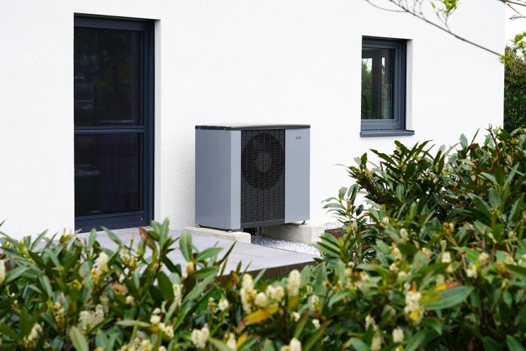 Blick auf das Außenmodul der Luft-Wasser-Wärmepumpe. Moderne Invertertechnologie garantiert hohen Wohnkomfort bei minimalem Energieverbrauch.<i> Foto: Helma Eigenheimbau AG </i><br>