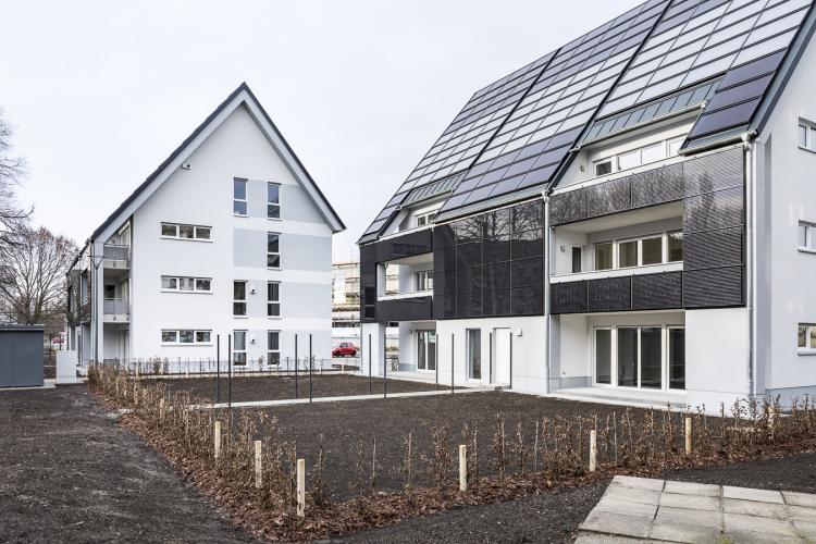 In Cottbus übergab HELMA 2018 zwei energieautarke Mehrfamilienhäuser an den Bauherrn eG Wohnen 1902. Die solare Eigenproduktion der Gebäude erreicht bis zu 70 Prozent, überschüssige Energie wird gespeichert. Die Mieter profitieren von einer festen Pauschalmiete und einer Energie-Flatrate. <i>Foto: HELMA Eigenheimbau AG / Dajana Lothert</i>
