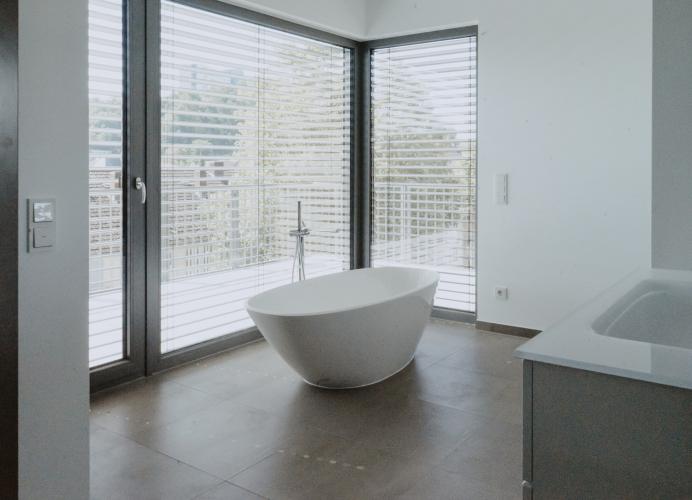 Das Penthouse ist mit freistehender Badewanne, Panorama-Eckverglasung sowie zwei Dachterrassen nach Süden und Westen besonders luxuriös ausgestattet. Foto: Deutsche Poroton / Laura Breuling 