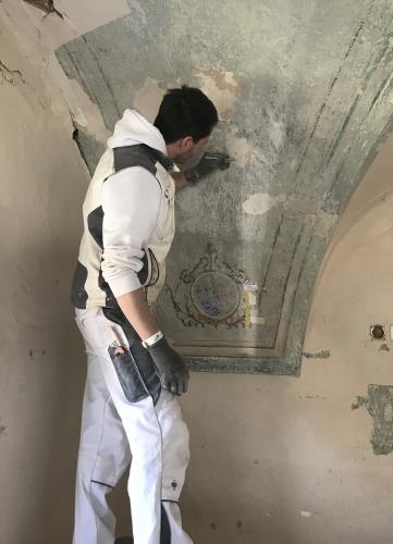 Das Restaurieren von historischen Wandmalereien ist eine der Aufgaben, der sich die Maler-Azubis bei der Instandsetzung der Kirche widmen werden. <i>Foto: Gregor Botzet / Handwerkerschule Martinsdorf / Siebenbürgen e. V.</i>