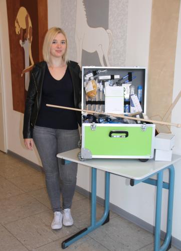 Julia Wöge (22) aus Eschweiler ist eine von Deutschlands einhundert besten Auszubildenden im Maler- und Lackiererhandwerk. Für ihre gute Leistung wurde sie von der gemeinnützigen Sto-Stiftung mit einen grünen Werkzeugkoffer ausgezeichnet. Foto: privat 
