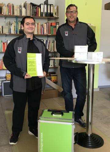 Der Auszubildende Konstantinos Karagiannis (links) und der Geschäftsführer der Firma GEBOtherm Rainer Kahle freuen sich über den Werkzeugkoffer und die Urkunde für den Betrieb verliehen von der gemeinnützigen Sto-Stiftung. <i>Foto: Johannes-Selenka-Schule Braunschweig</i><br>