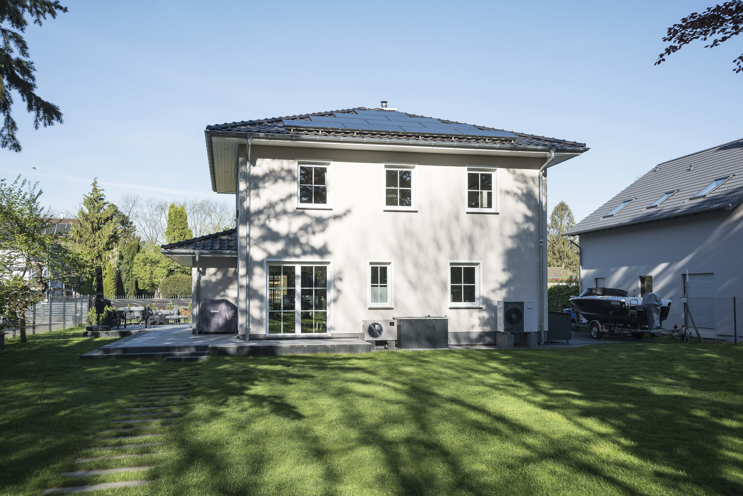 Auch die Stadtvilla Lugana ermöglicht großzügiges Wohnen auf rund 155 Quadratmetern Wohnfläche in zwei Vollgeschossen. <i>Foto: Roth-Massivhaus / Gerhard Zwickert</i><br>